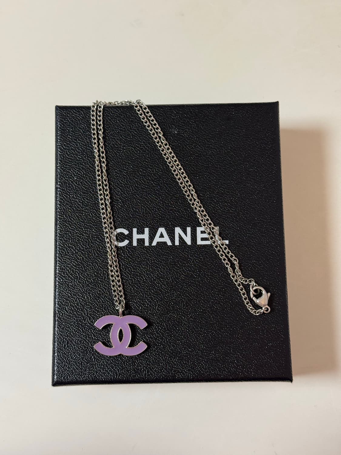 샤넬 cc로고 에폭시 목걸이(연보라) 상품이미지3