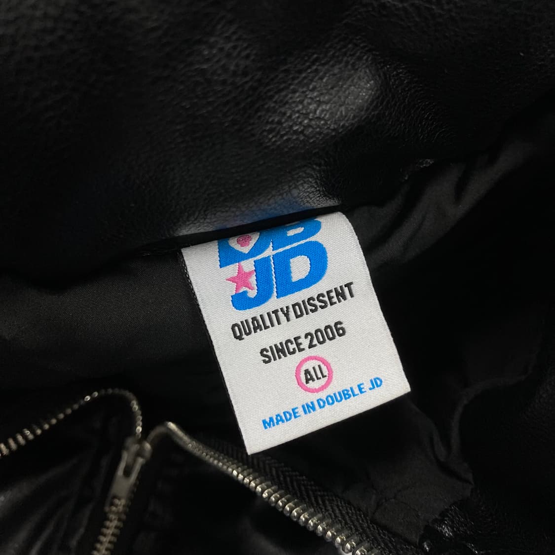 더블제이디 블랙 컬러 자수 패치 레더 숏 패딩 상품이미지4