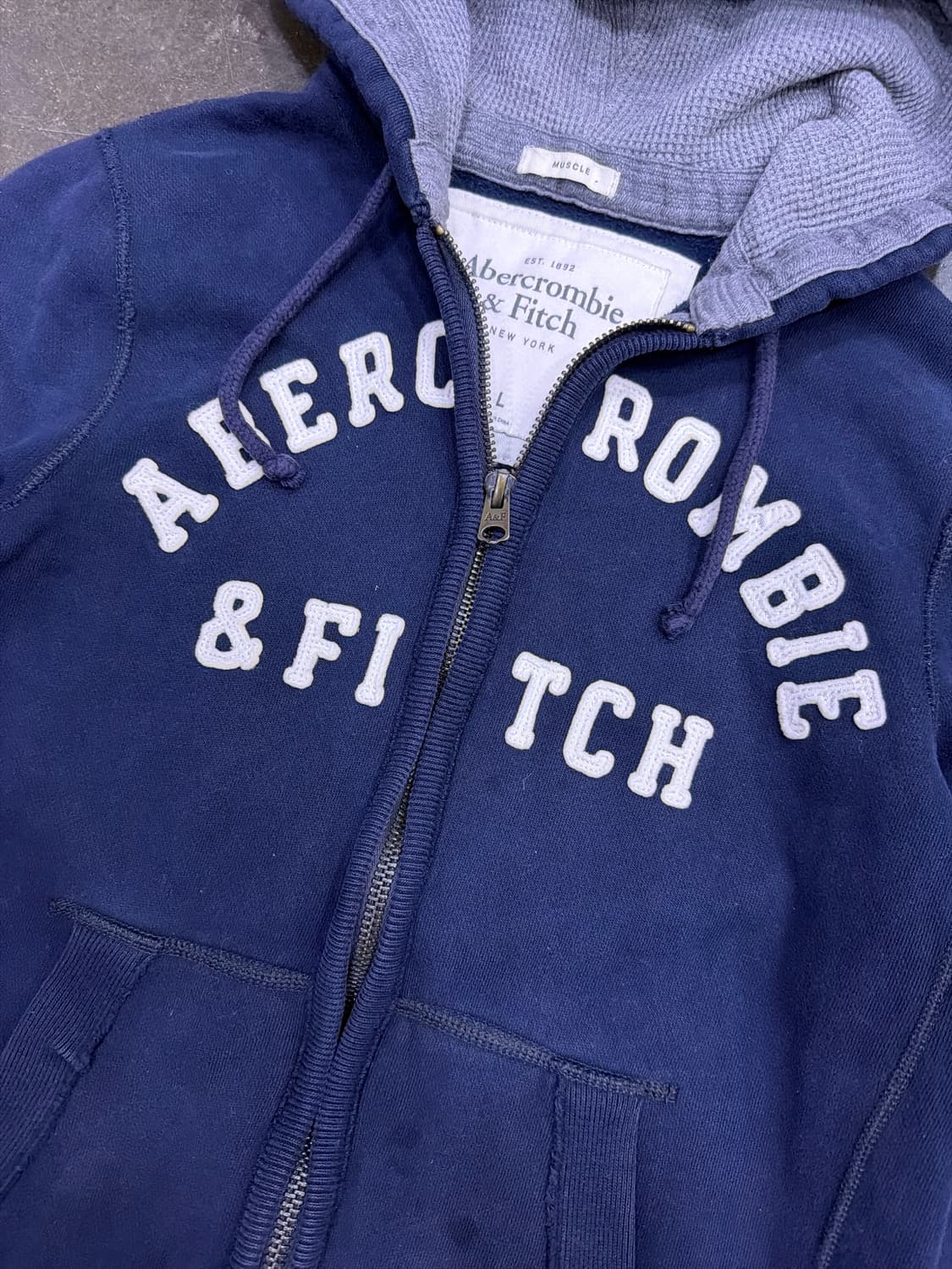 아베크롬비 스펠아웃 로고 패치 후드집업 네이비 머슬핏 L 상품이미지4