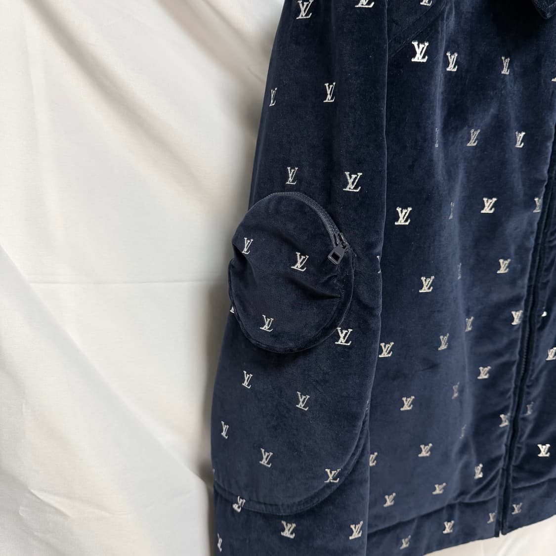 [S+급/48] 루이비통 LV 벨벳 이브닝 모노그램 블루종 자켓 상품이미지4
