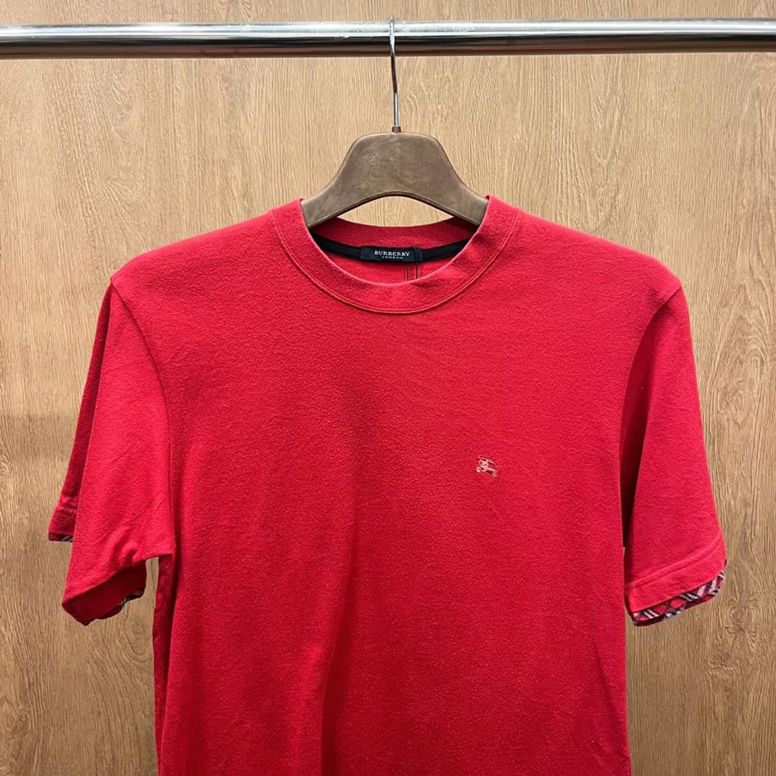 버버리 런던 코튼 반팔 티셔츠 커프 패턴 로고 자수 무지 디테일 레드 상품이미지4