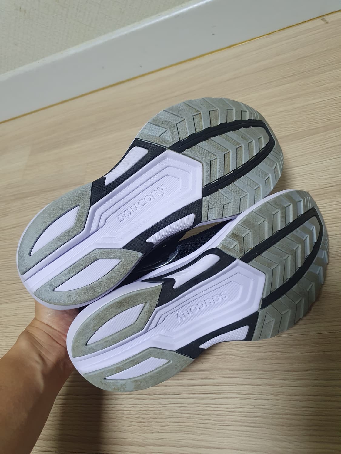 써코니 액손 러닝화 240 상품이미지7