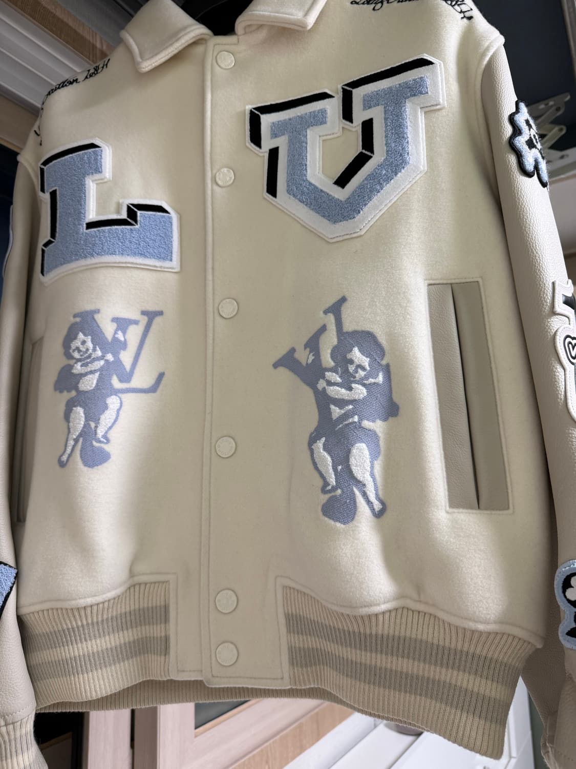 [52, 래퍼 칸 착용] 루이비통 레더 크림 바시티 자켓 상품이미지2