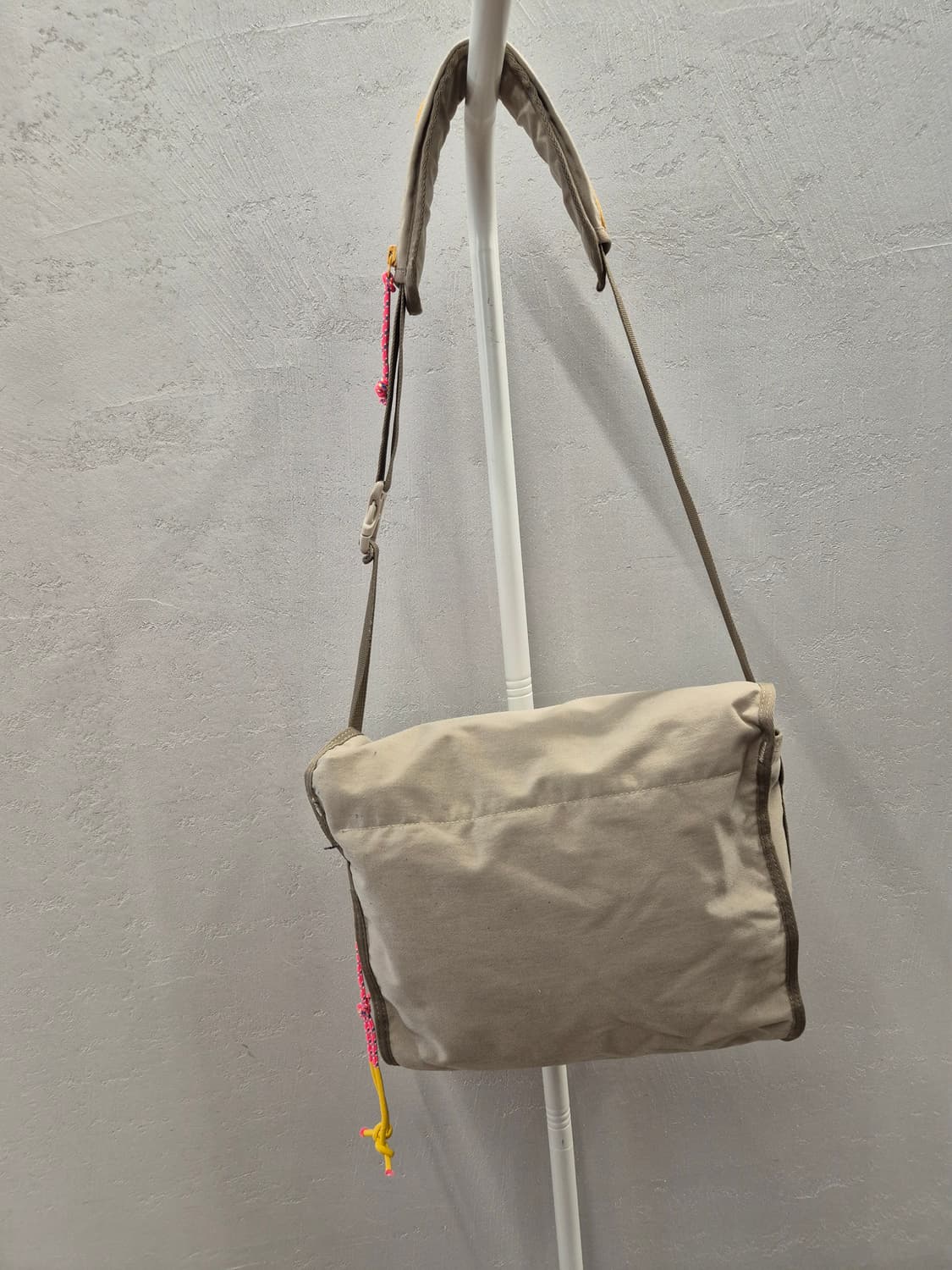 프루아 카키색 메신저백 상품이미지3