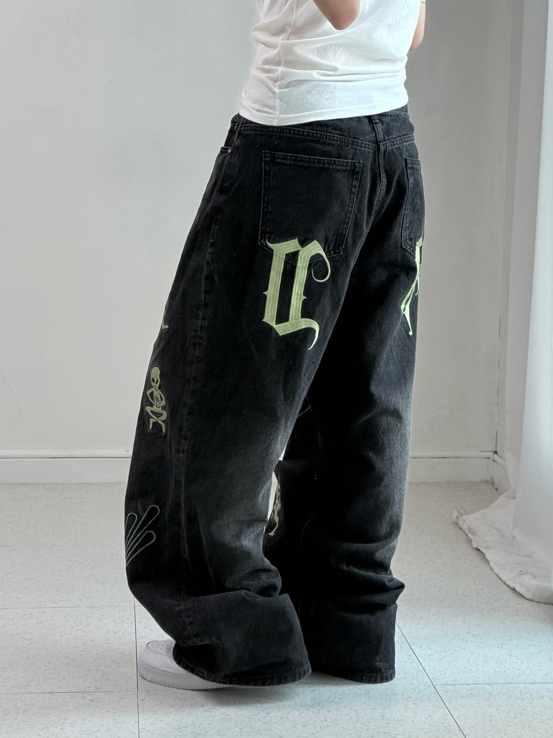 후드후드 에일리언 자수 데님팬츠 상품이미지3