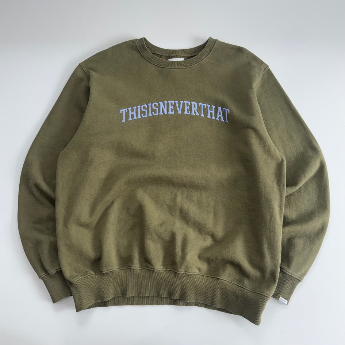 Thisisneverthat 디스이즈네버댓 카키 맨투맨  상품이미지3