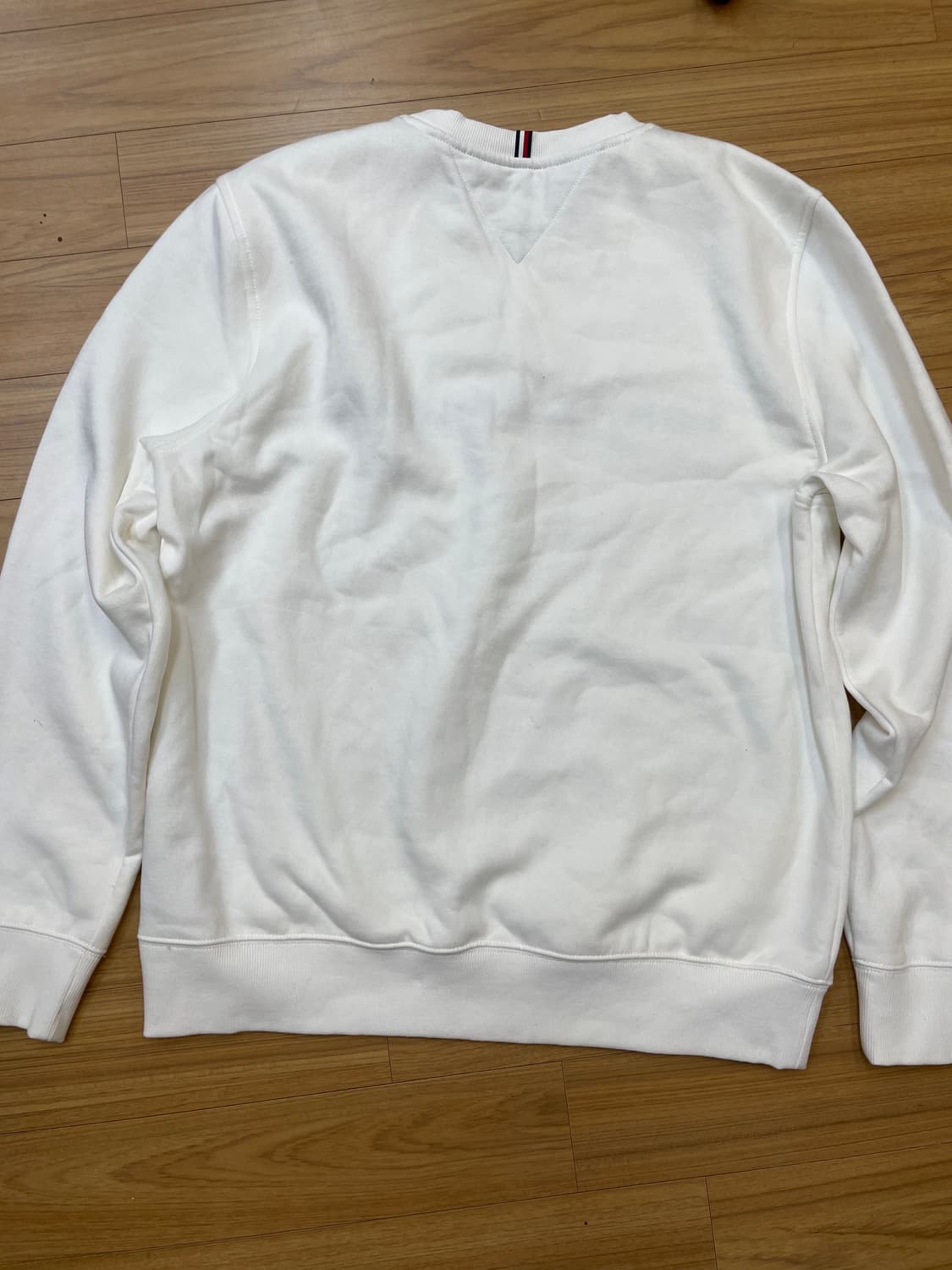 흰색 타미힐피거 맨투맨 L사이즈입니다. 무난한 디자인이라 어느 옷에나 잘 상품이미지2