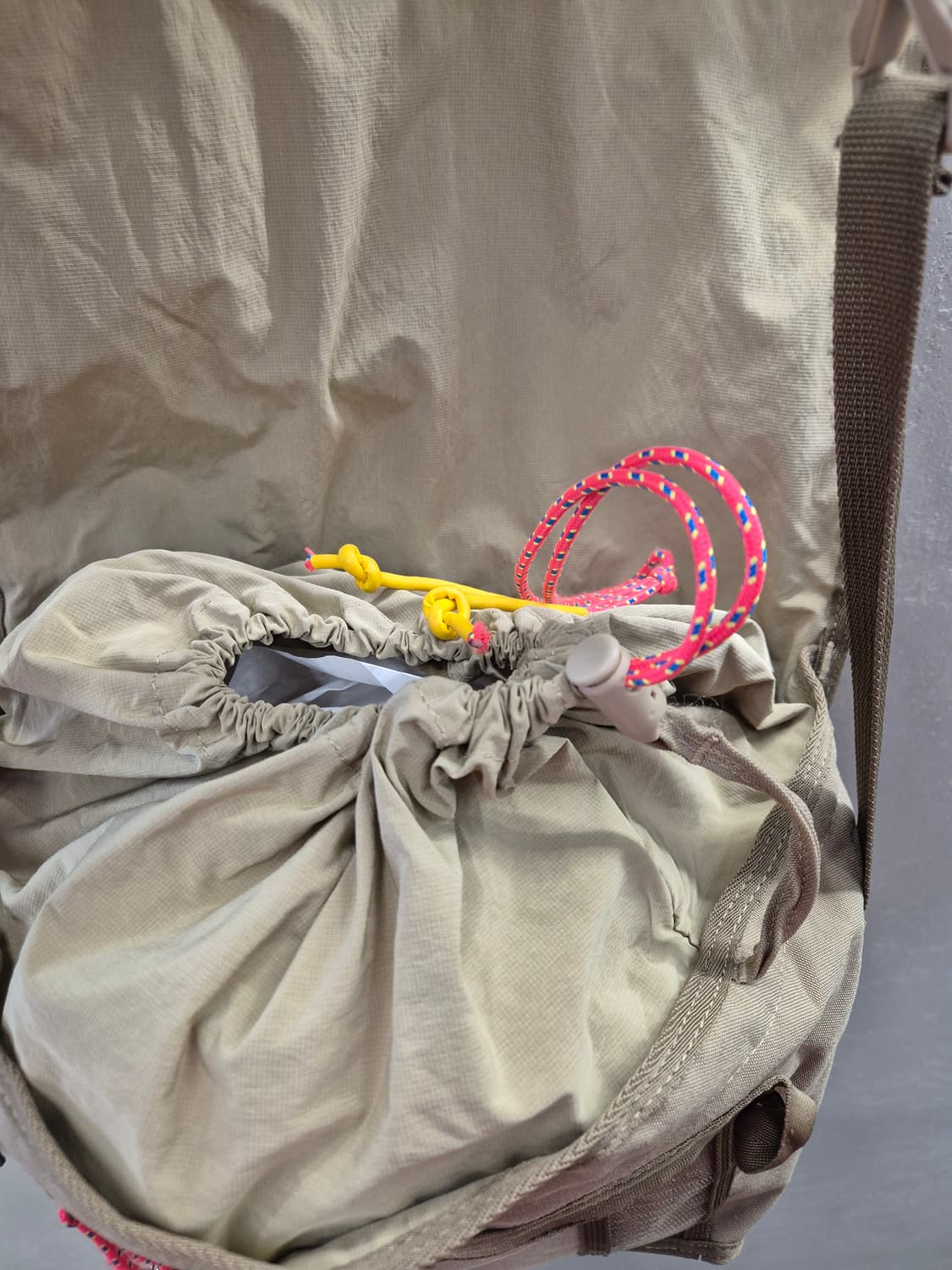 프루아 카키색 메신저백 상품이미지6