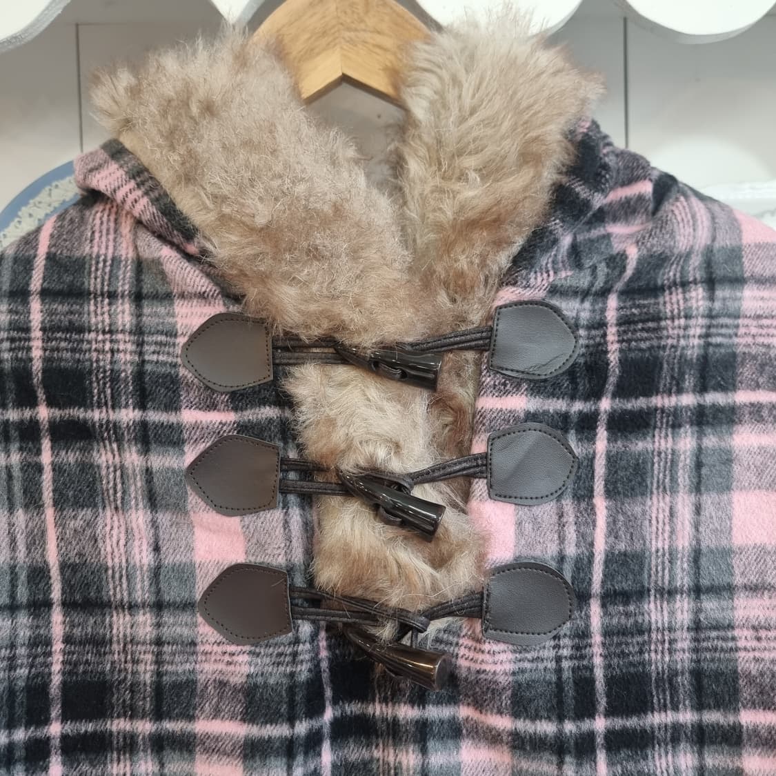 딸기우유 체크 퍼 케이프 상품이미지2