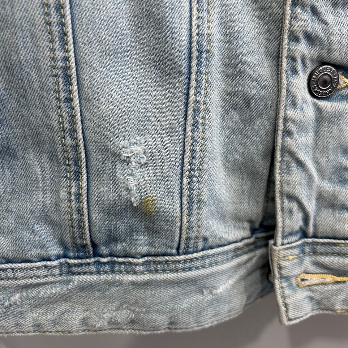 게스 실버와펜 데미지 연청 데님 트러커자켓 상품이미지4