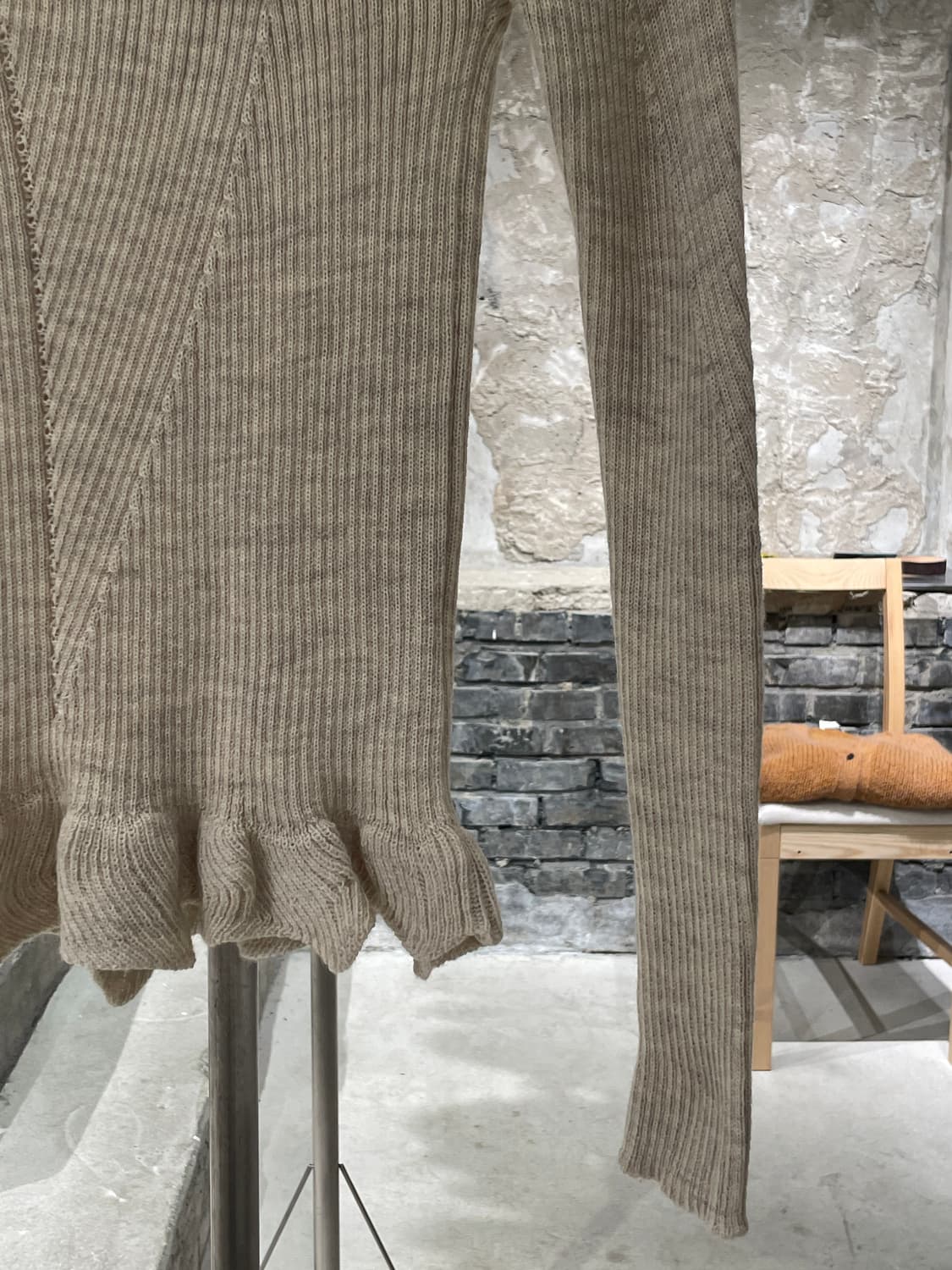 아크네 스튜디오 라이트 베이지 슬림 골지 폴라 니트 상품이미지5