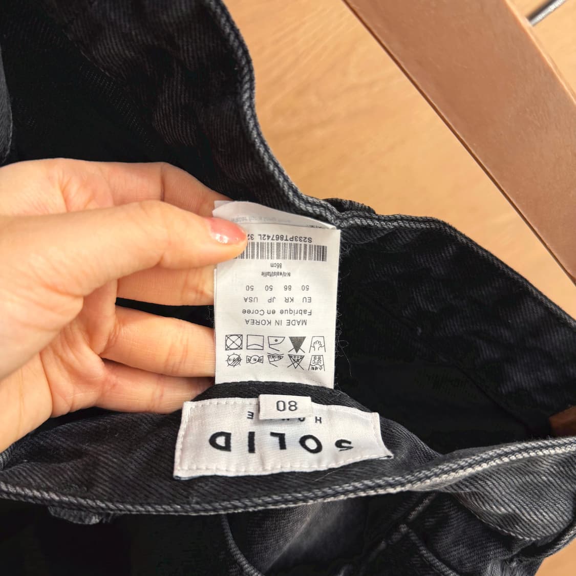 솔리드옴므 워싱 데님 팬츠 실버 로고 패치 디테일 벌룬 루즈핏 흑청 상품이미지7