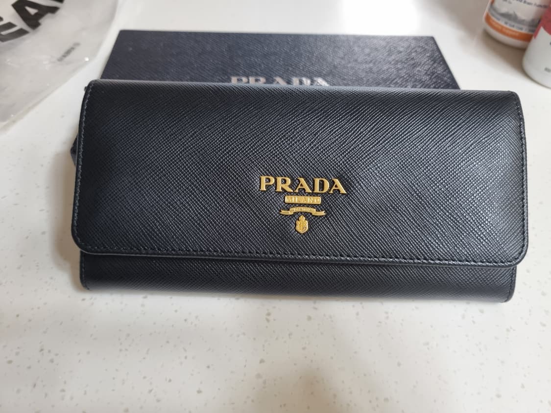 프라다 사피아노 레더 트라이앵글 로고 플랩 장지갑 블랙 상품이미지2