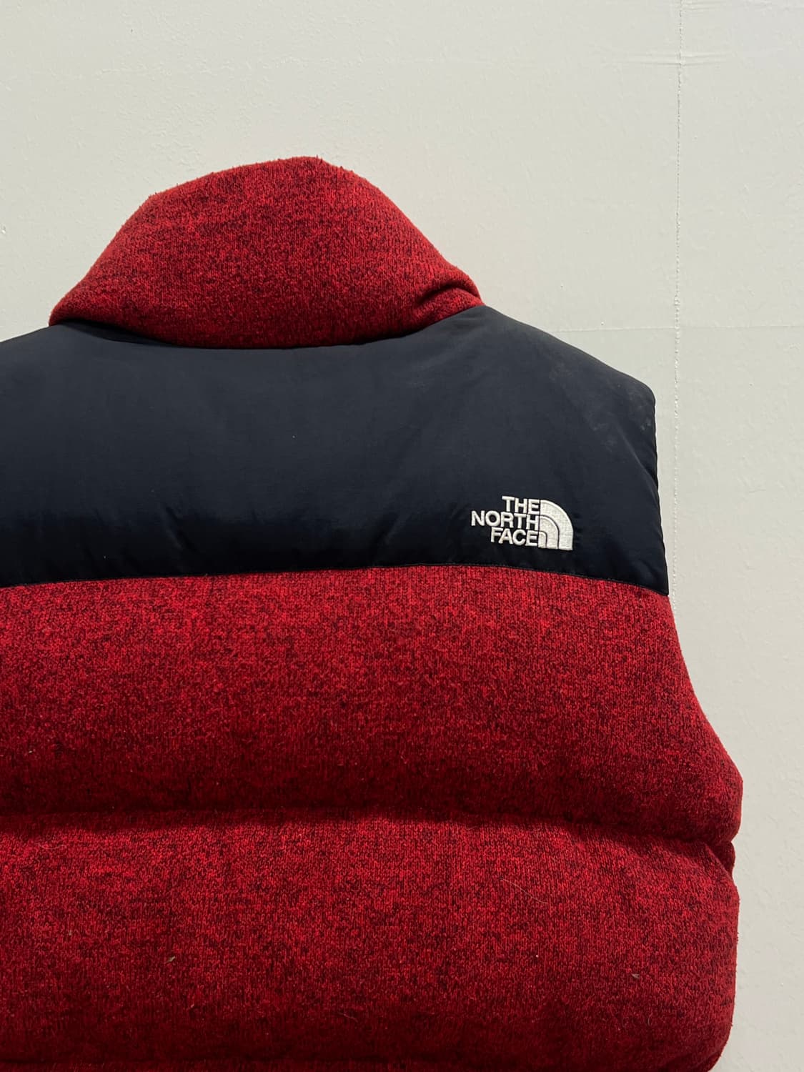 노스페이스 화이트라벨 700필 구스다운 니트 패딩 조끼 레드 상품이미지4