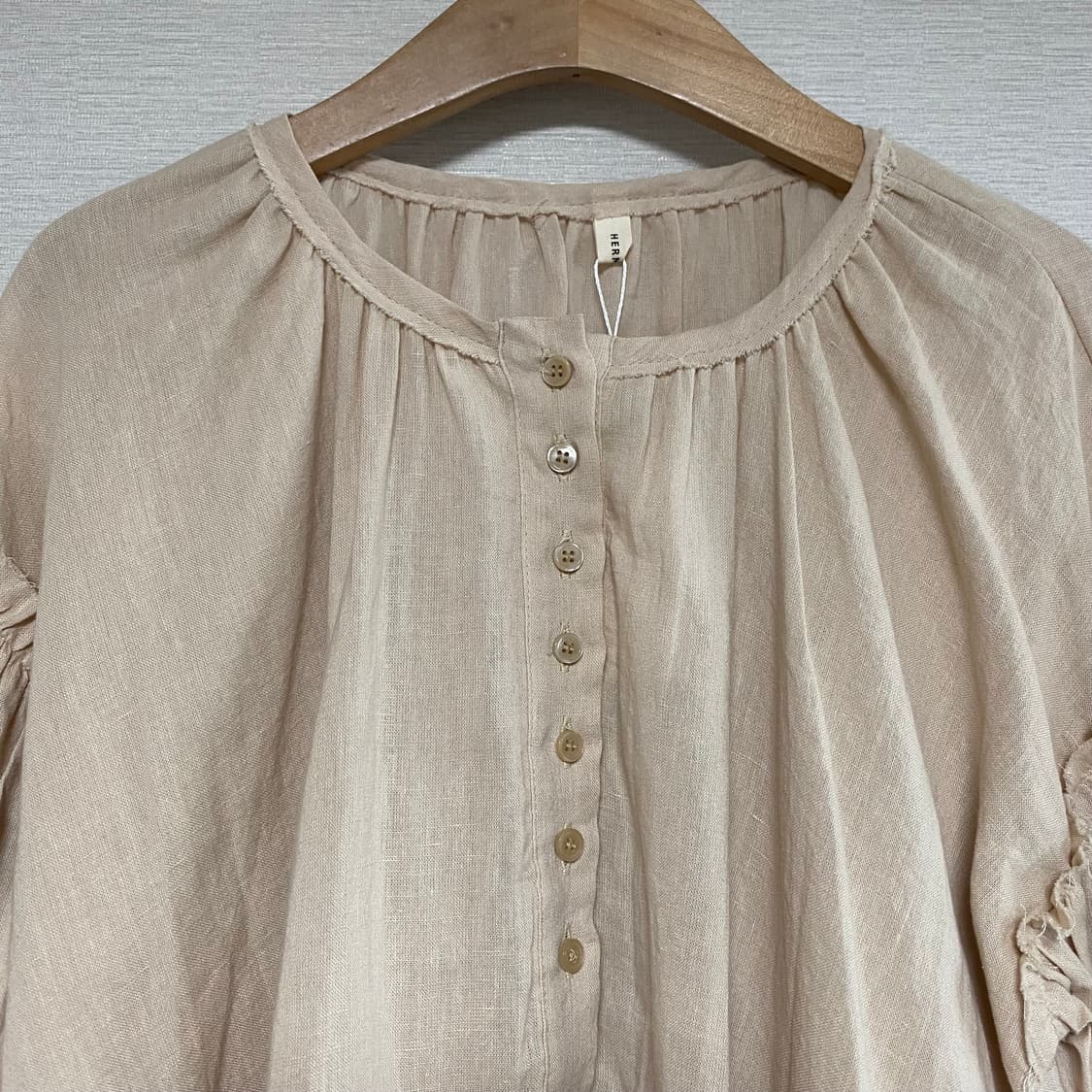 베이지 컷팅 셔링 프릴 블라우스 베이지 S 상품이미지2