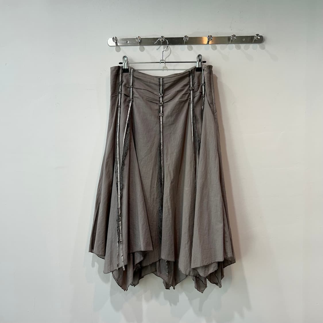 그런지 디테일 언발 스커트 상품이미지3