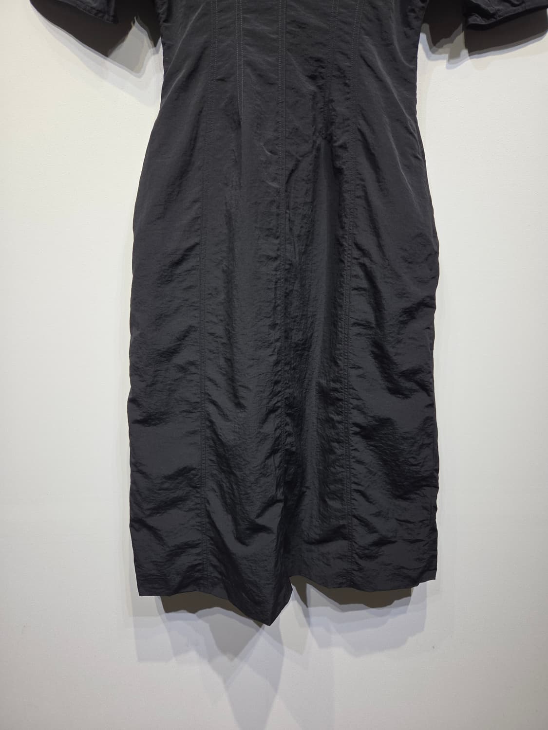 HAE BY HAEKIM 해바이해킴 언밸런스 컷아웃 퍼프 원피스 블랙 상품이미지4