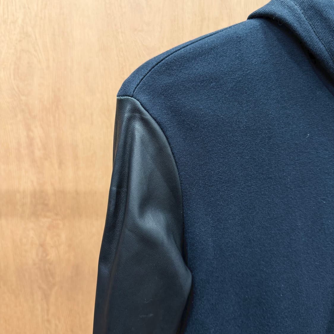 디젤 코튼 후드 집업 레더 슬리브 배색 디테일 로고 장식 디테일 네이비 상품이미지7