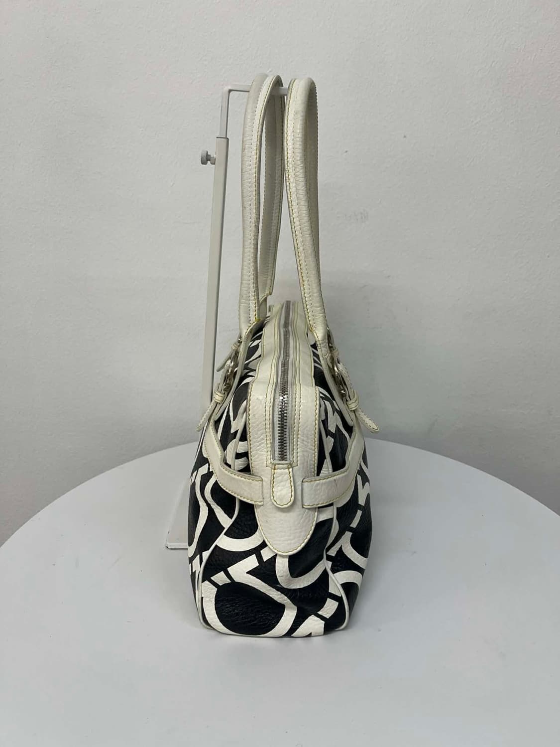 살바토레 페라가모 간치니 모노그램 가죽 숄더 토트백 상품이미지3