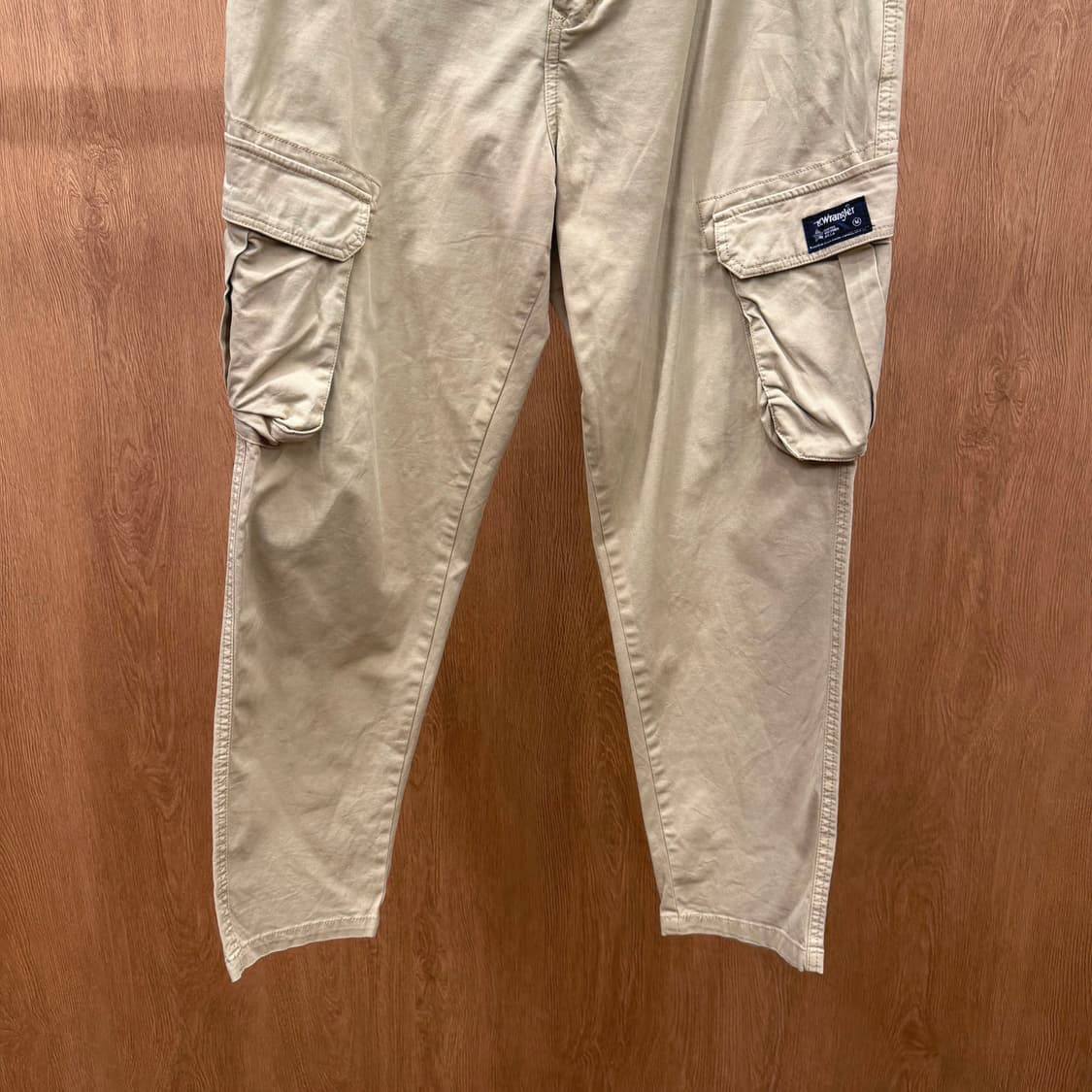 랭글러 카고 팬츠 사이드 플랩 포켓 패치 디테일 슬림 테이퍼드핏 베이지 상품이미지5
