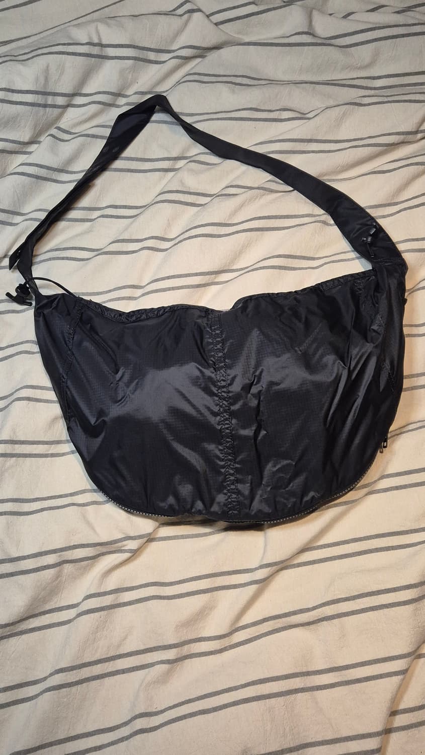 썸웨어아웃사이드 S.O.H.C. 슬링백 블랙 상품이미지4