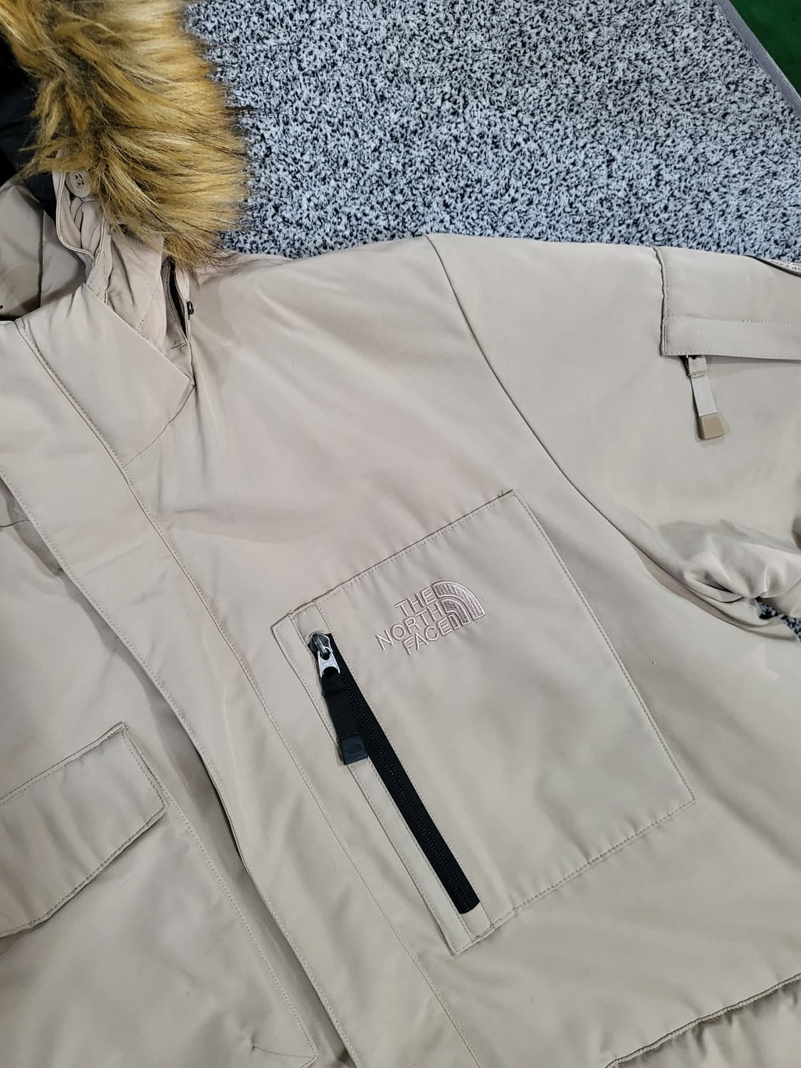 노스페이스 베이지 퍼 후드 점퍼 상품이미지4