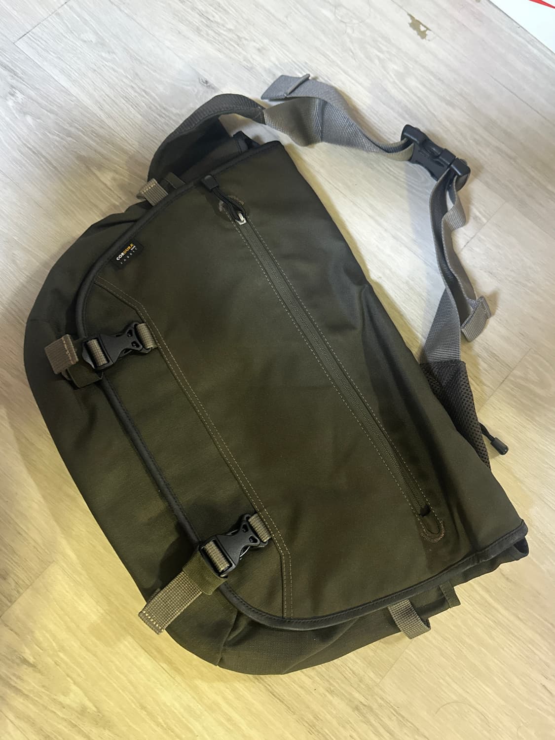 유니클로 코듀라 메신저 백 카키 상품이미지1