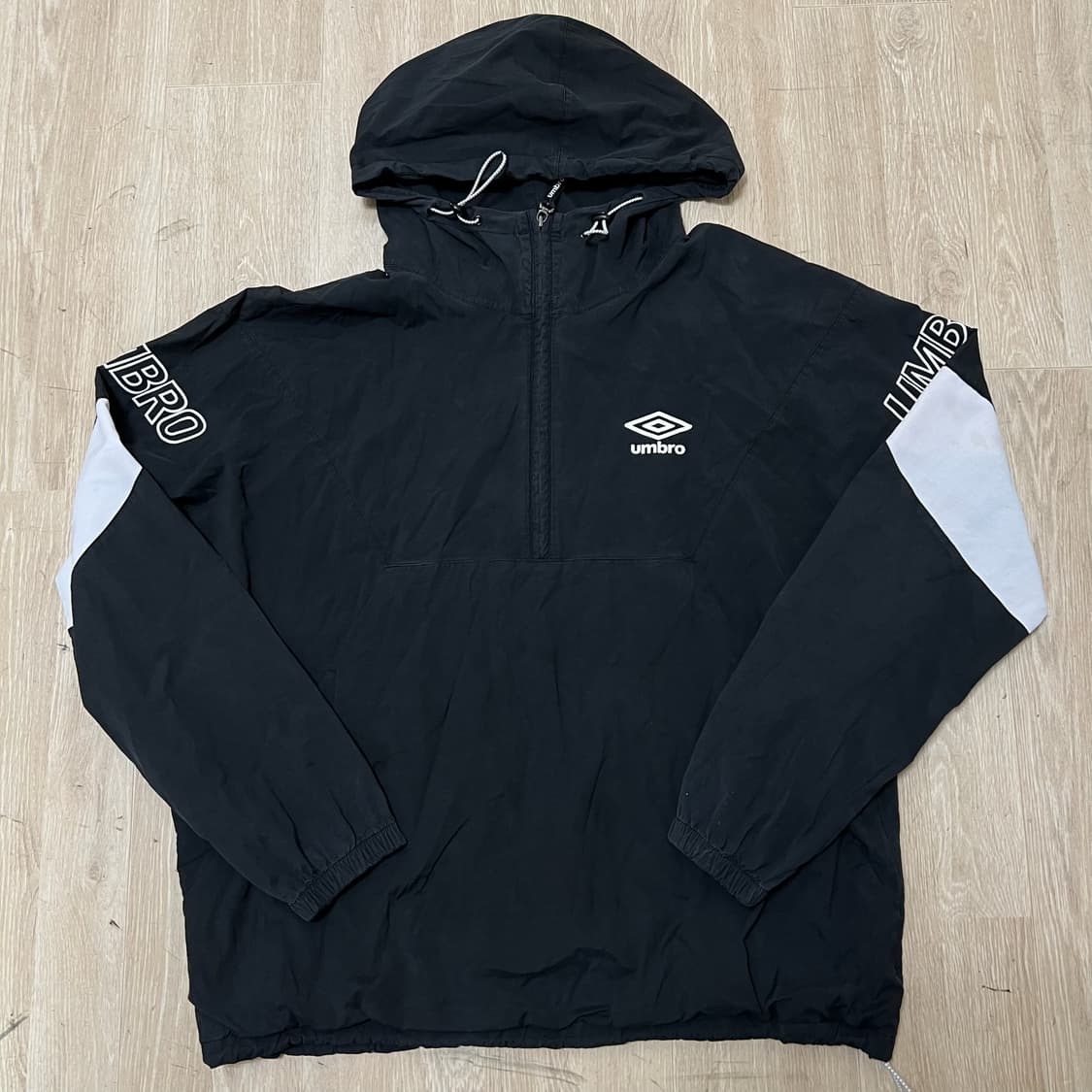 엄브로 빅로고 후드 아노락 바람막이 L/100  상품이미지1