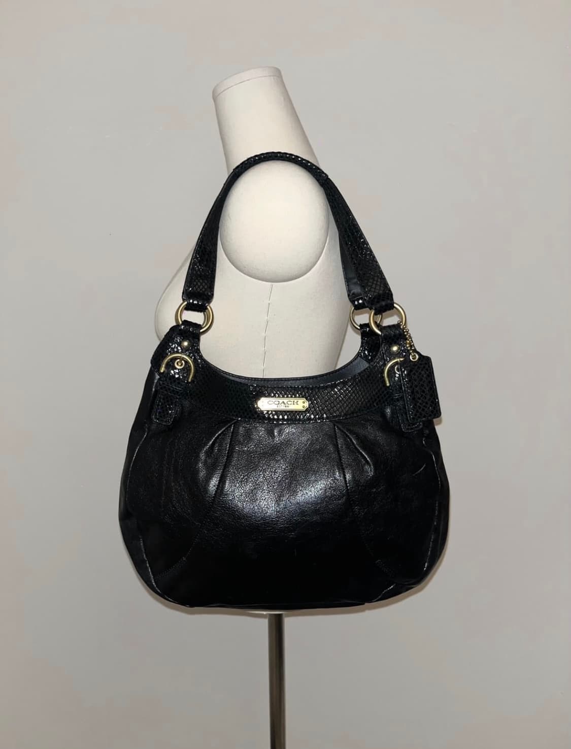 Coach all black spangle shoulder bag 상품이미지1