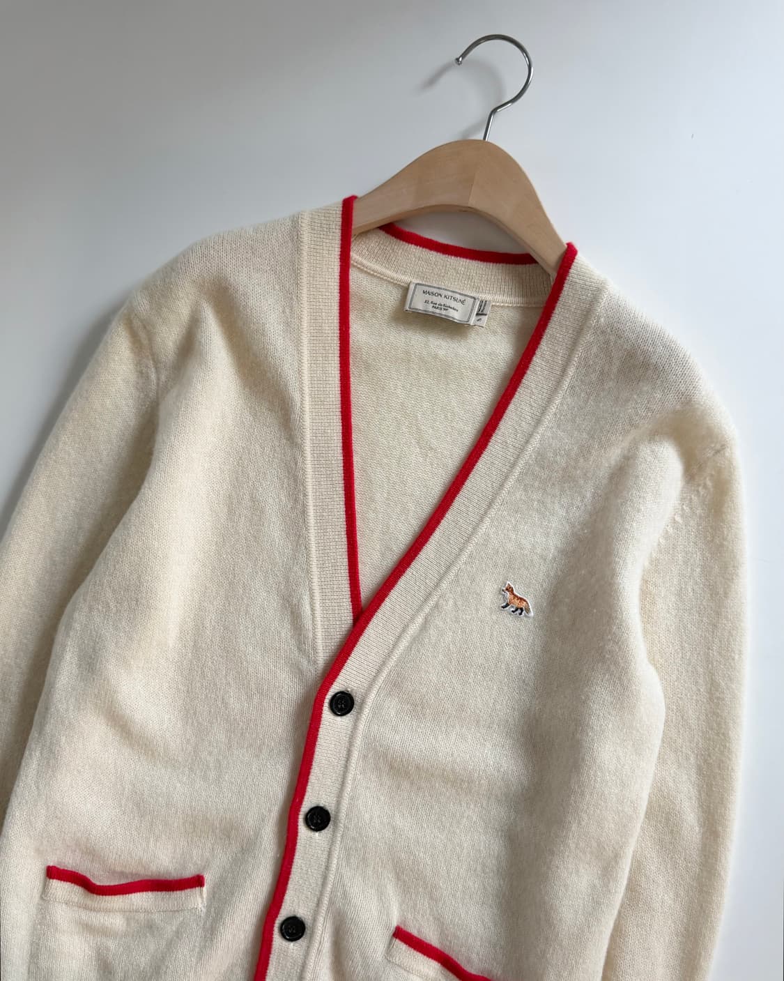 Maison Kitsune 메종키츠네 폭스패치 아이보리 브이넥 가디건 상품이미지5