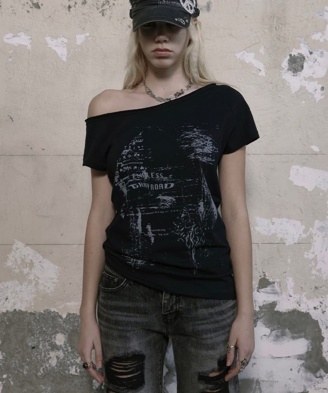 보헤미안서울 FUNKY SCOOP NECK TEE CONCH, BLACK 상품이미지1