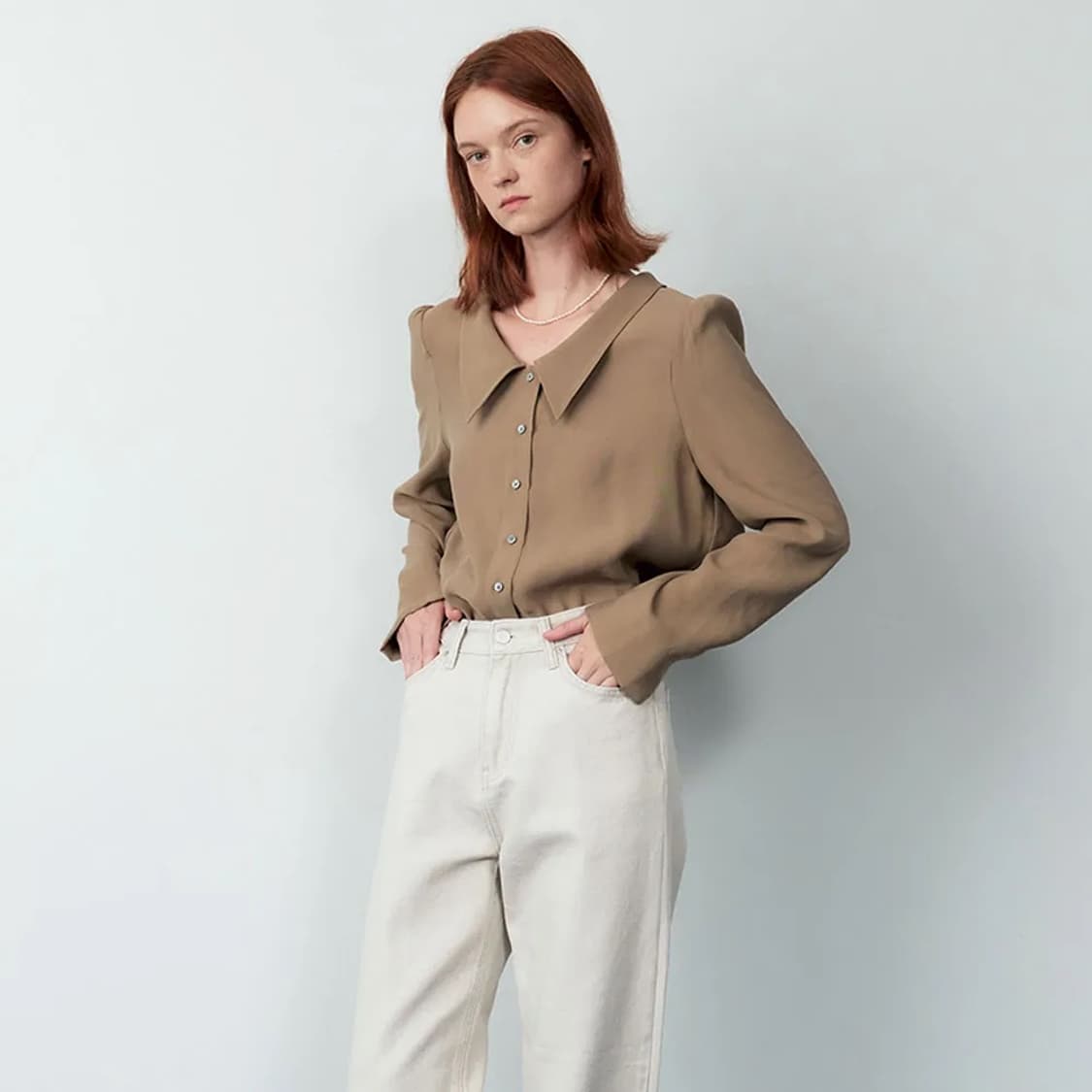 마론에디션 애쉬브라운 로우넥 블라우스 상품이미지4