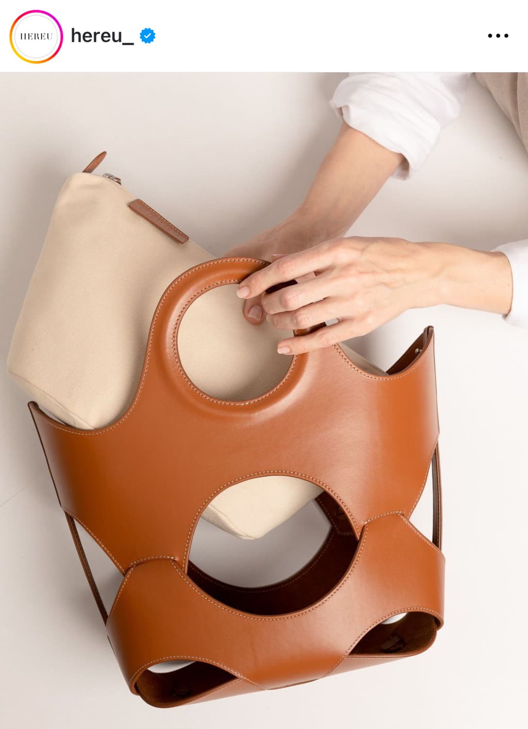 HEREU 헤레우 여성 오나다 컷아웃 레더 토트백 블랙 상품이미지8