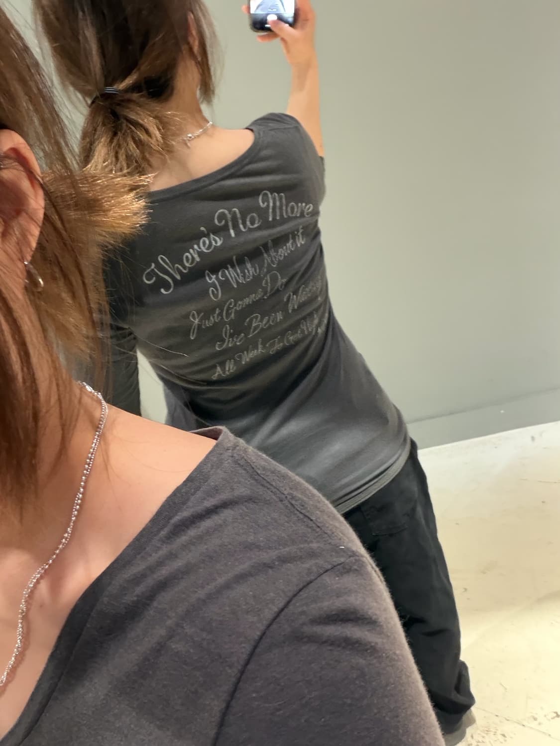 back lettering v-neck design top 상품이미지4