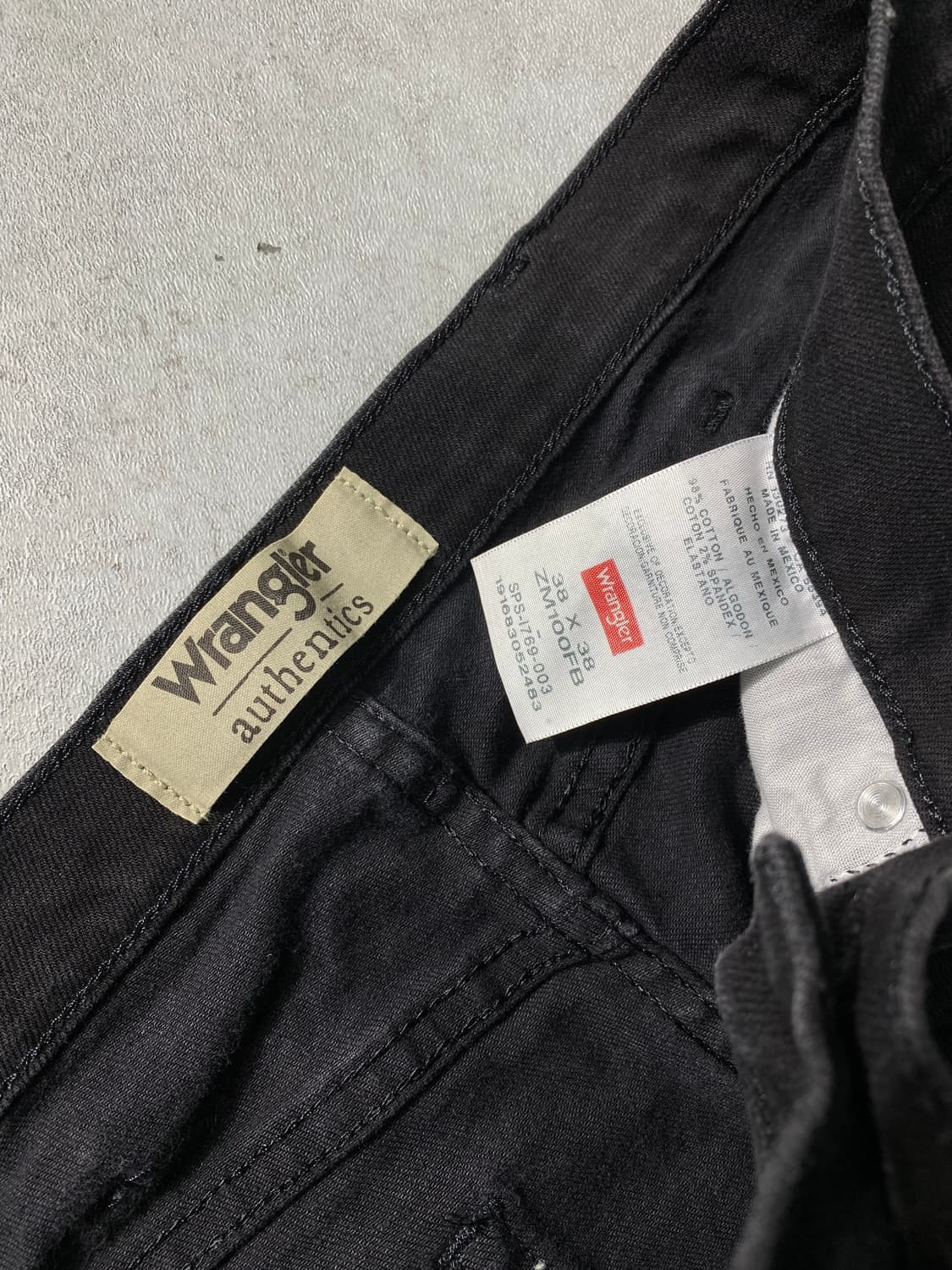 [36-37] Wrangler 랭글러 어센틱 릴렉스드핏 블랙 데님팬츠 상품이미지7