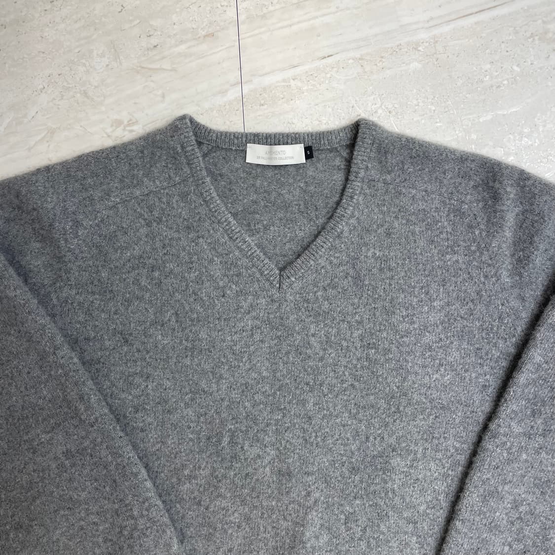 아모멘토 25fw 라쿤 브이넥 니트 차콜 S 상품이미지1