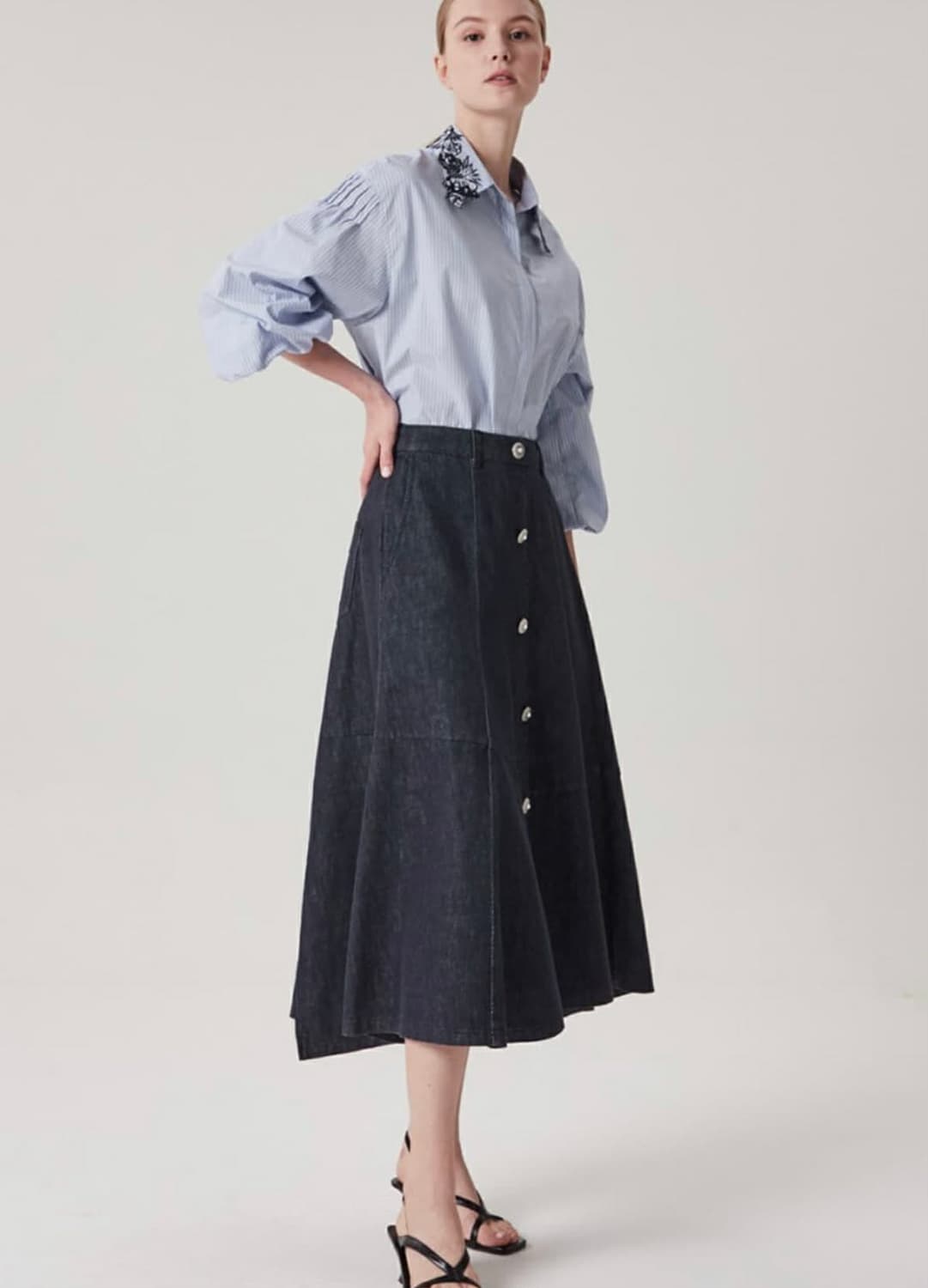 타임 포스트모던 한섬 21년 신형 진주 버튼 플레어 데님 스커트 상품이미지1
