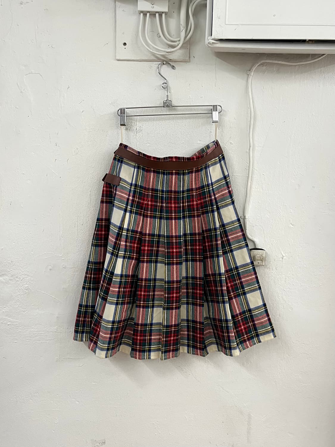 미우미우 레더 벨트 스트랩 플리츠 스커트 상품이미지5