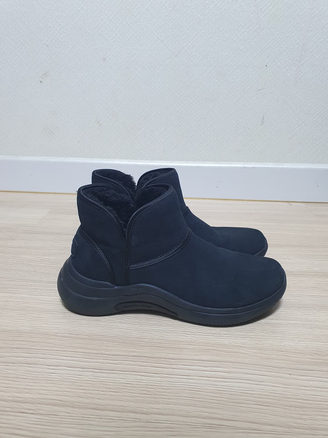 스케쳐스 블랙 털 안감 숏 부츠 240 상품이미지1