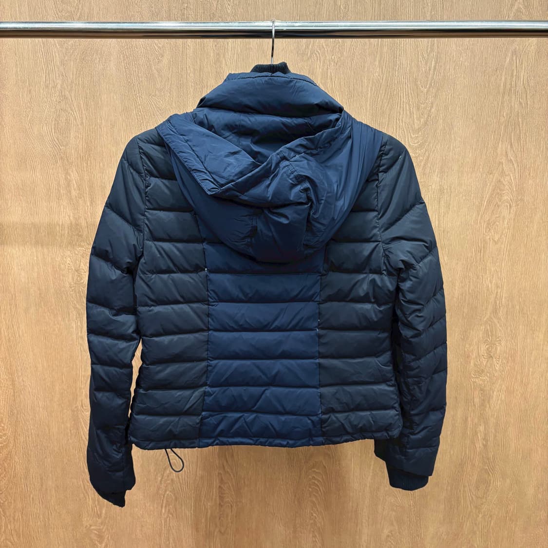 띠어리 하이넥 후드 숏 패딩 점퍼 스퀘어 퀄팅 밑단 스트링 디테일 블랙 상품이미지3