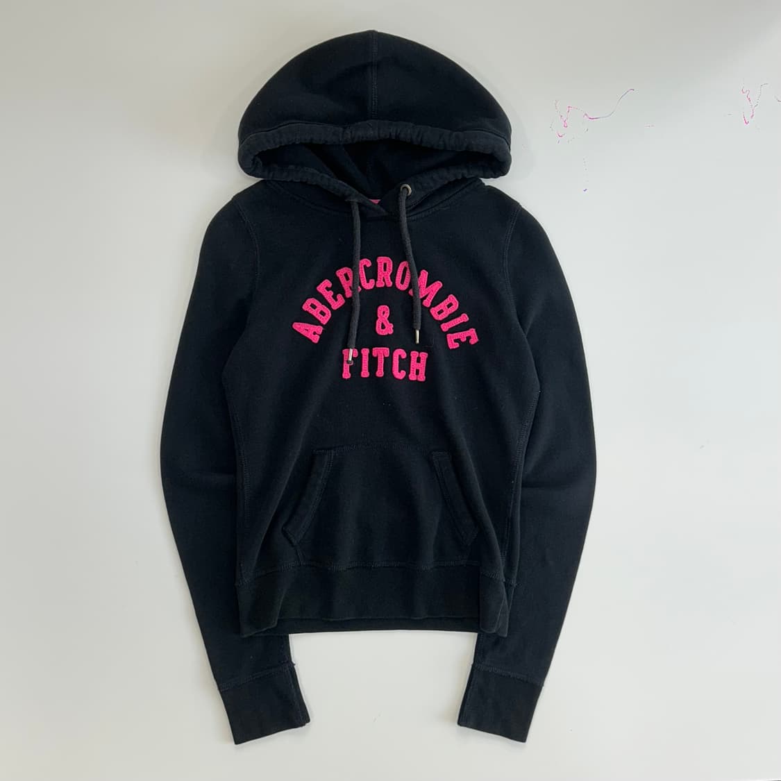 Abercrombie 아베크롬비 핑크 스펠아웃 로고 블랙후드티  Pric 상품이미지3