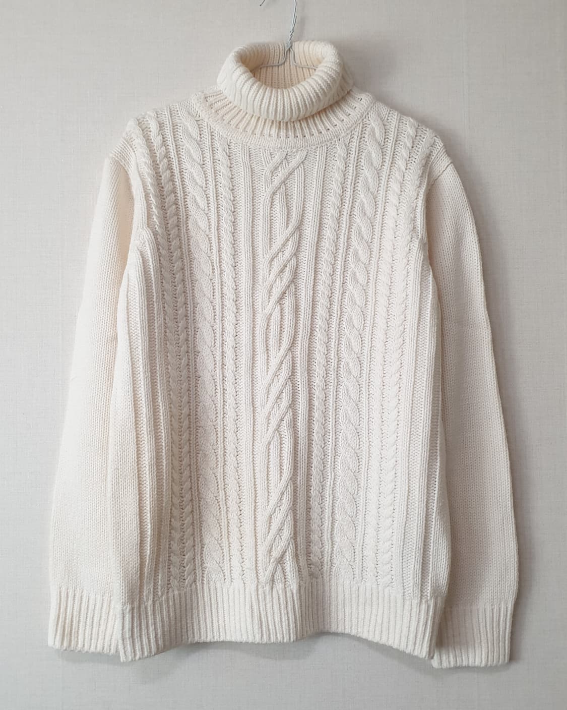 아이보리 꽈배기 터틀넥 니트 상품이미지1