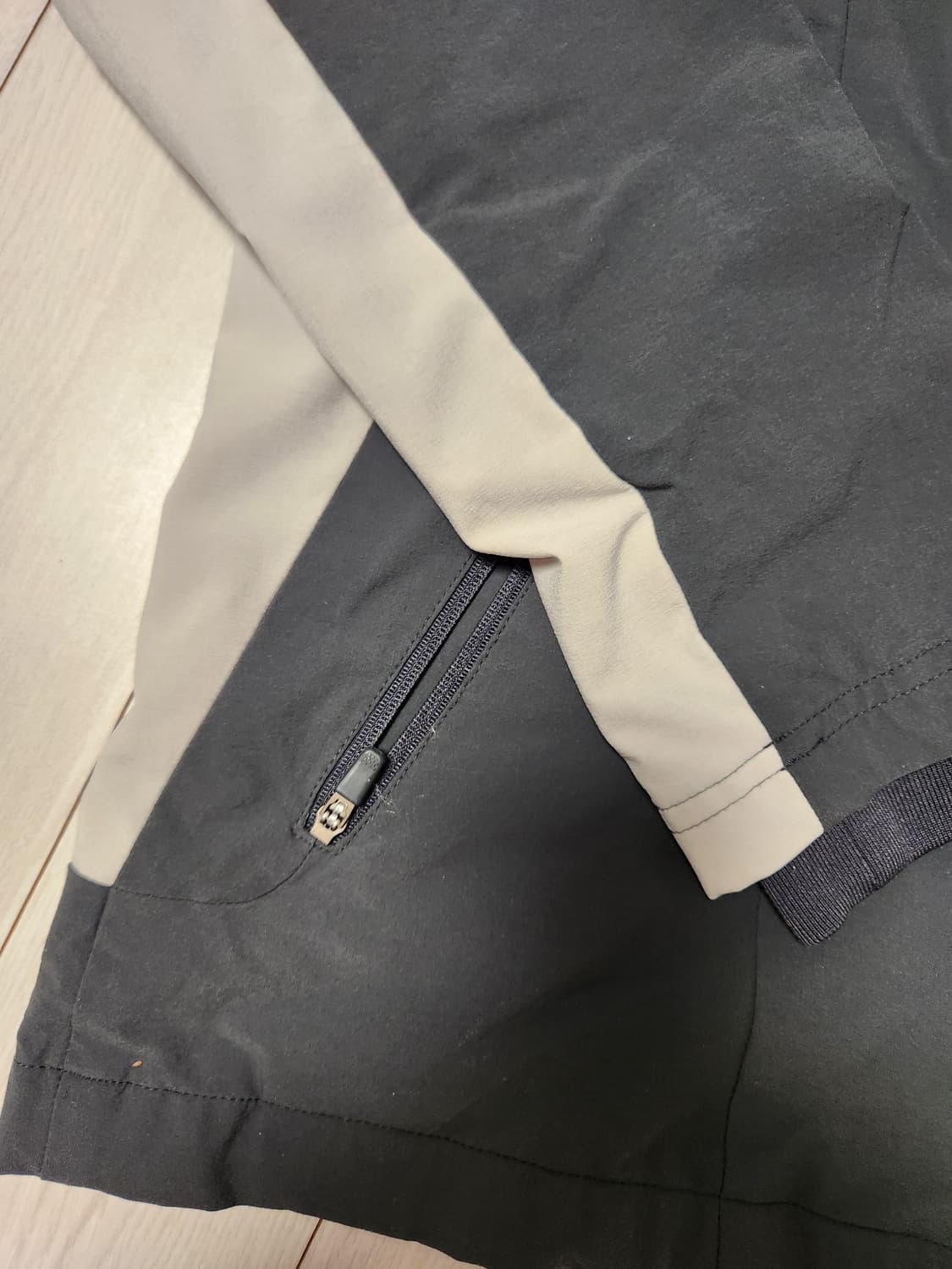 데상트 바람막이 집업 자켓 사이즈100(L)

오염 하자없이 깨끗해요^^ 상품이미지4