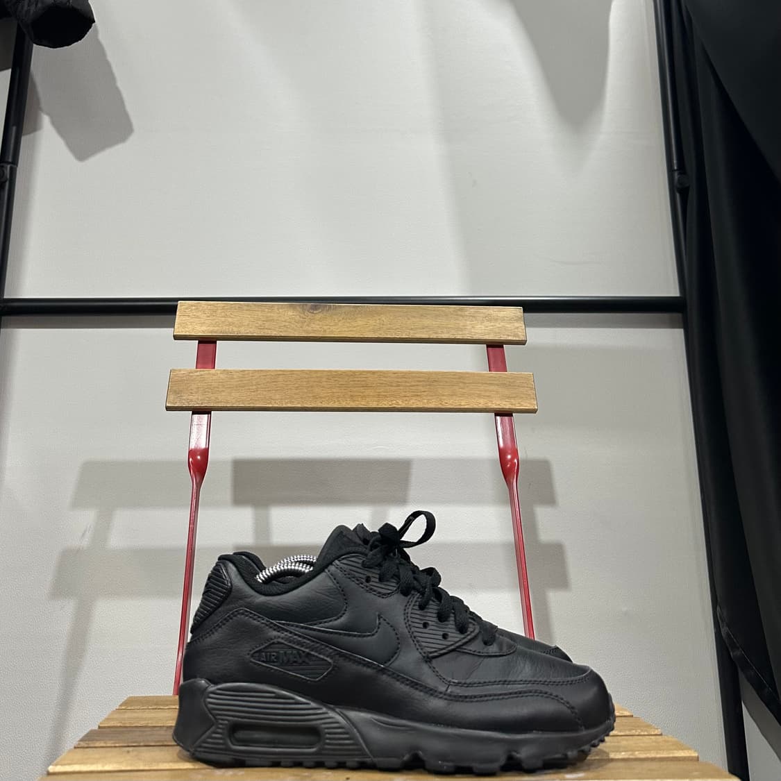 250) 나이키 운동화 남녀공용 신발 에어맥스90 올블랙 레더 상품이미지1