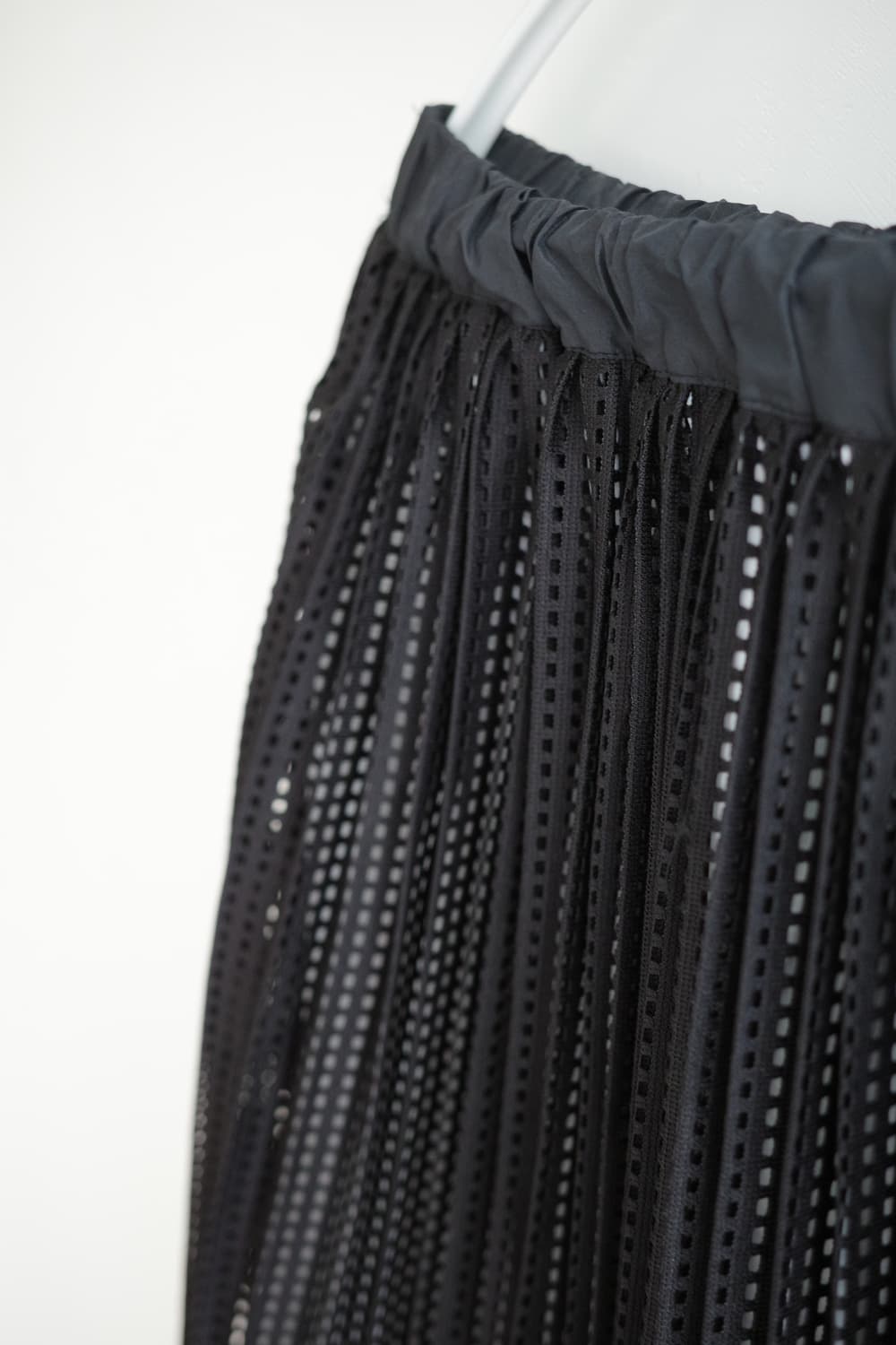 rhythomos 
• 블랙 펀칭 주름 미디어 스커트 상품이미지7