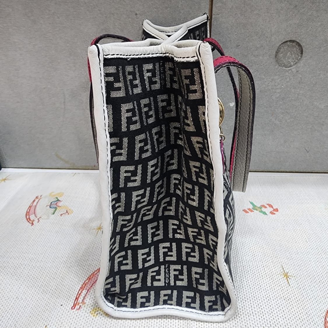 펜디 주카 캔버스 토트백 상품이미지7