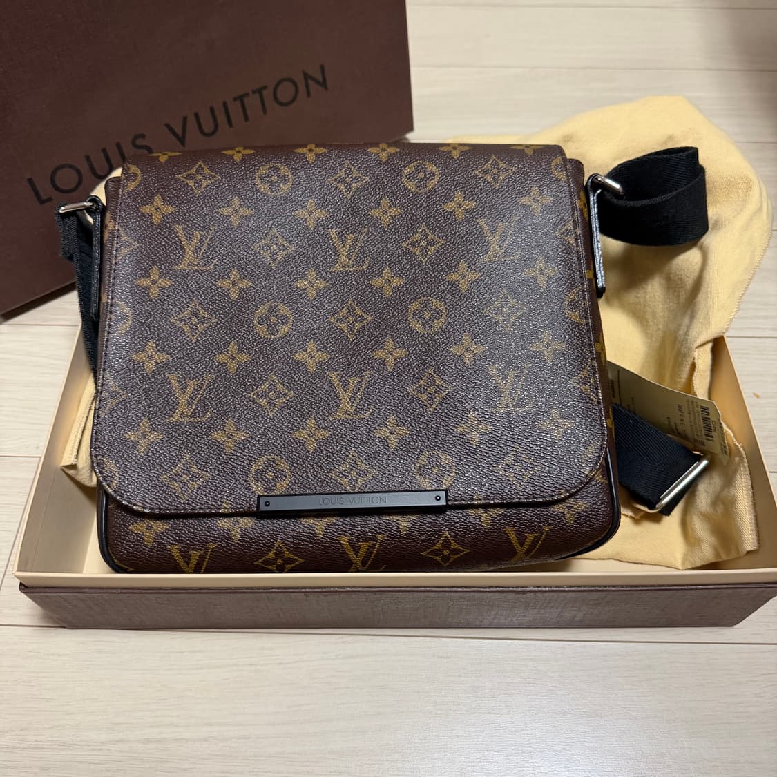 루이비통 모노그램 마카사 디스트릭스 PM 크로스백 상품이미지1