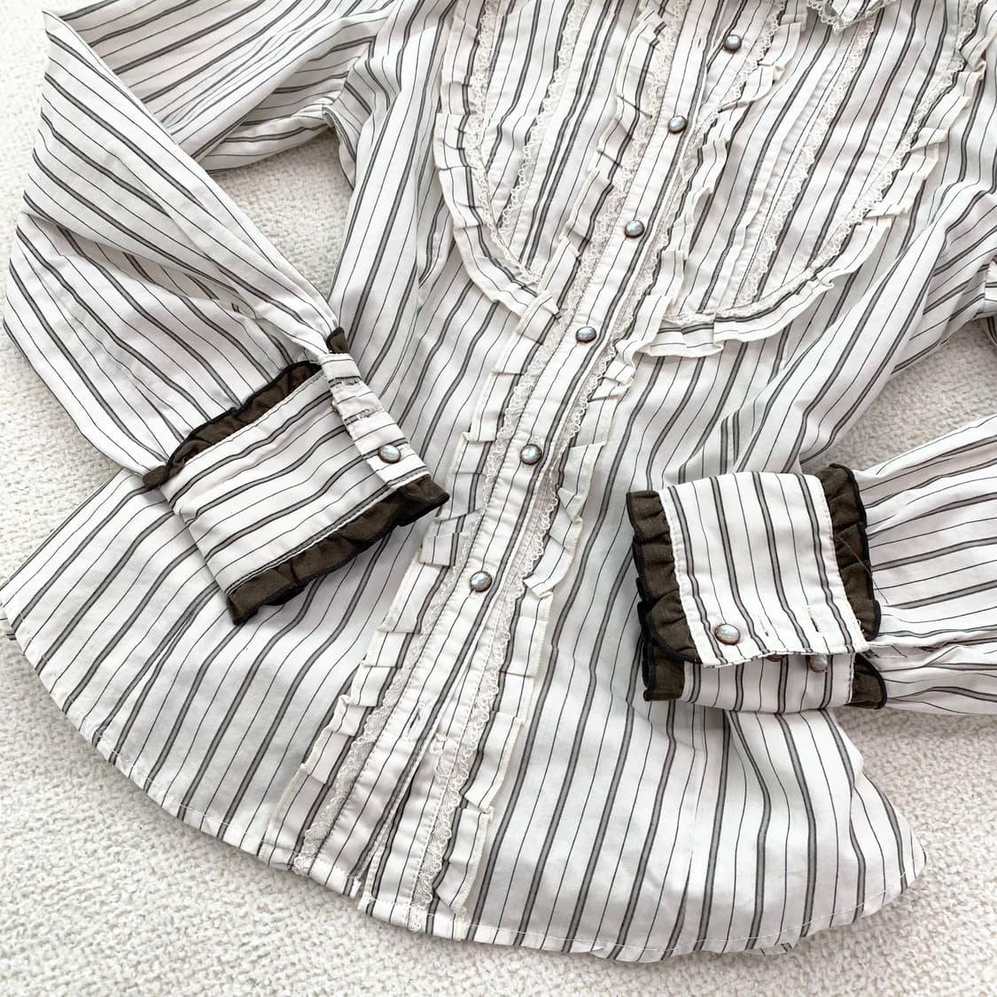 엑시즈팜 초코맛 ♥ 스트라이프 로걀 블라우스 상품이미지4