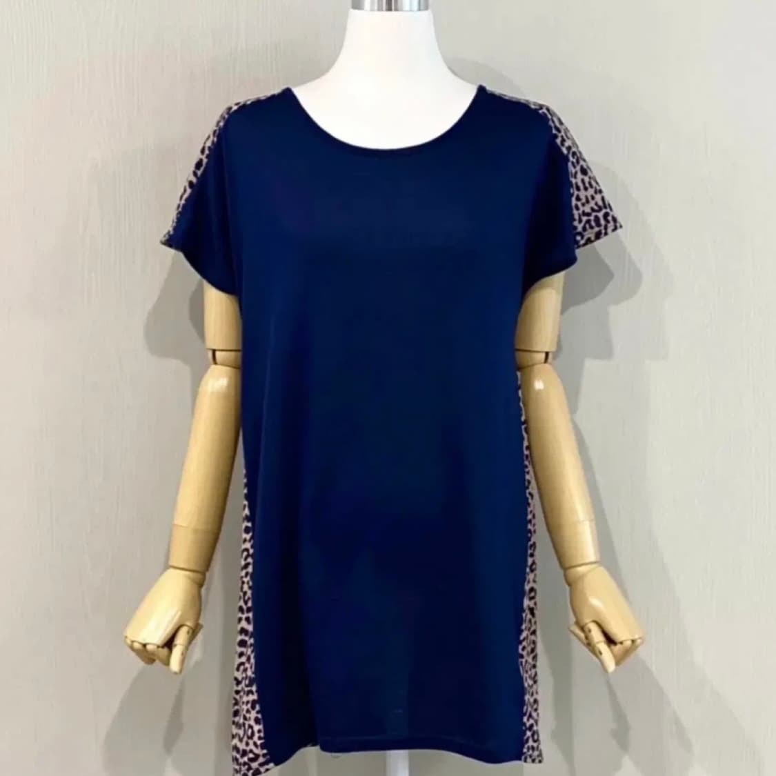 55-66 | 네이비 레오파드 패턴 배색 롱티 상품이미지1