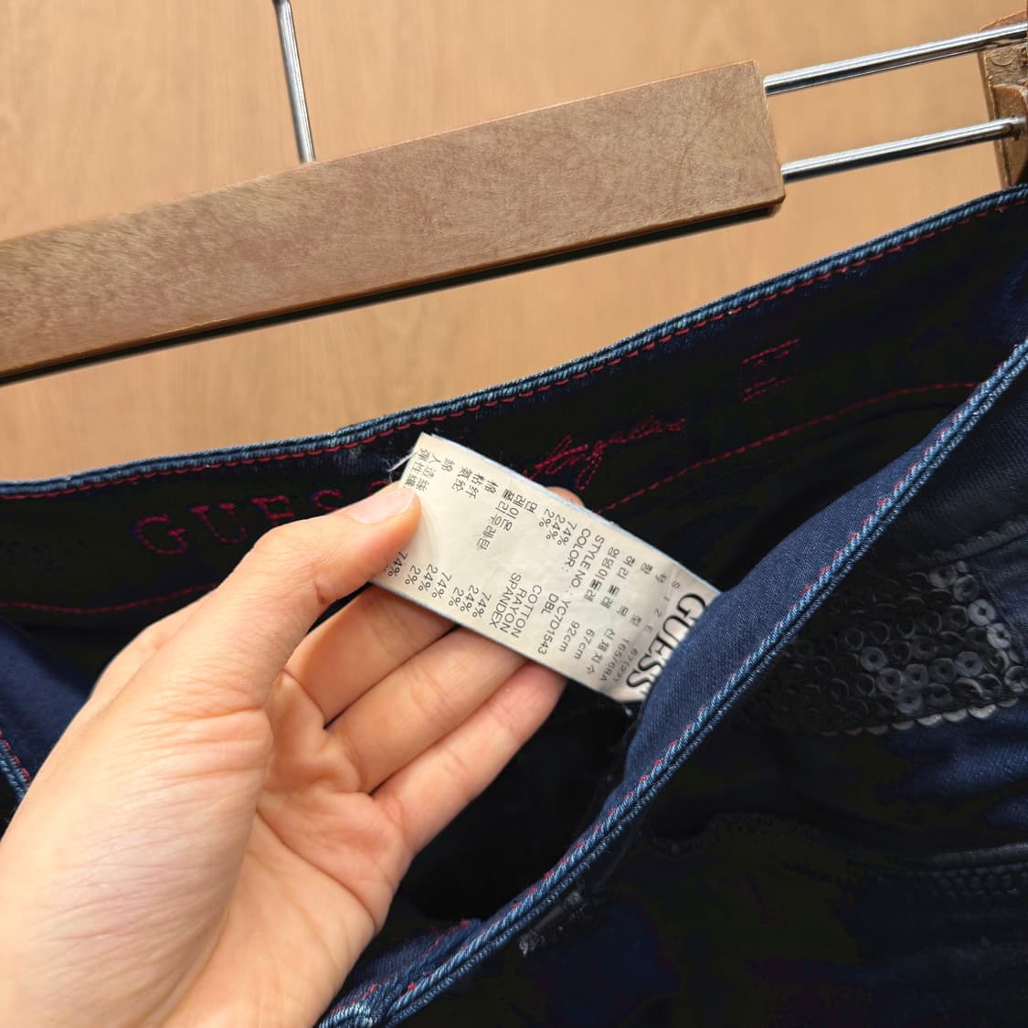 게스 데님 미니 스커트 스팽글 포켓 로고 장식 디테일 H라인 진청 상품이미지9